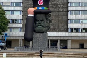 Chemnitzer Hutfestival: Marx-Monument hat den Zylinder auf - Kaum hatte das Marx-Monument am Donnerstag den Hut auf, wurde es zum Fotomotiv. Der Zylinder soll auf das Hutfestival am ersten Septemberwochenende in der Stadt hinweisen.