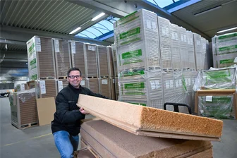 Chemnitzer Ideen aus Holzfaser gegen kalte Winter - Mitarbeiter Robby Fitzner von der Firma Udi Dämmsysteme zeigt eine Lösung, die aus einer Putzträgerplatte und einer flexiblen Holzfaserschicht besteht.