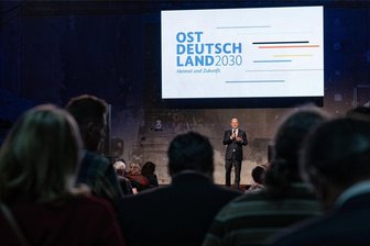 Chemnitzer IHK-Chef fordert den Bundeskanzler heraus: „Die Kommunen haben leere Kassen, die Unternehmer sind überfordert von den Regierungsvisionen“ - „Es ist ein Ort, an dem ich selber wohne“: Bundeskanzler Olaf Scholz (SPD) auf der Konferenz „Ostdeutschland 2030“.
