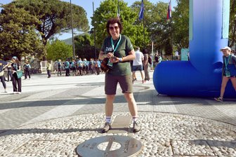 Chemnitzer in Nova Gorica: Laufen für die Freundschaft - Cornelia Roßberg als Grenzgängerin: Ein Bein in Slowenien, eins in Italien.