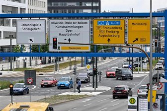 Chemnitzer Innenstadt: Alle Straßen führen zum Johannisplatz, aber nur eine hinaus - Blick in die Bahnhofstraße an der Kreuzung Zschopauer Straße und auf die neue Linksabbiegespur zum Johannisplatz. Nach dem Neubau des Eins-Firmensitzes mit hunderten Arbeitsplätzen wurde diese neue Verkehrsführung laut Stadt nötig.