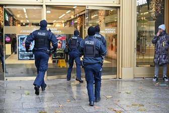 Chemnitzer Innenstadt bald Hochsicherheitsbereich? Waffenverbotszonen, Alkoholverbote und noch mehr Kameras im Gespräch - Vertrautes Bild in der Chemnitzer Innenstadt: Polizeibeamte der „Operativen Einsatzgruppe“ eilen in ein Einkaufszentrum, um einen renitenten Ladendieb dingfest zu machen.