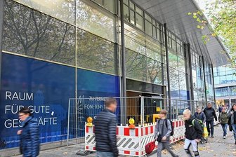 Chemnitzer Innenstadt: Diese Läden öffnen noch vor dem Fest - Einzug: An der Straße der Nationen, gleich um die Ecke von der Zentralhaltestelle, wird ein lange leerstehendes Geschäft in bester Lage für einen Einzug vorbereitet. Künftig sollen hier Sneaker und Streetwear verkauft werden.