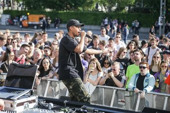 Chemnitzer Innenstadt: Weg frei für mehr Musik bis in die Nacht - Live-Musik im Herzen von Chemnitz (hier ein Auftritt von Rapper Ahzumjot im Jahr 2019) soll nicht nur im Kulturhauptstadtjahr 2025 häufiger bis in die Nacht hinein erlaubt sein als bisher.