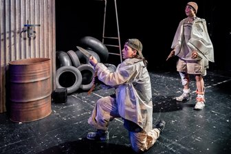 Chemnitzer Inszenierung spielt in apokalyptischer Zeit - Dana Koganova als Bandito (links) und Luis Huayna als Techno in „Zwischen den Dingen sind wir sicher“.