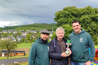 Chemnitzer ist 11.111. Teilnehmer bei Wanderung in Seiffen - Ole Fiedel (M.), hier mit Andy Göhler (l.) und Mathias Ulbricht, durfte einen Nussknacker mit nach Hause nehmen.