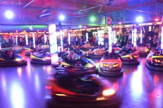 Chemnitzer Jahrmarkt: Am ersten Mai-Wochenende kehren die Karussells zurück - Zwei Jahre lang fuhren sie nur in der Erinnerung, jetzt sind sie wieder da: Unverwüstliche Volksfest-Attraktionen wie der Autoscooter sind beim Chemnitzer Jahrmarkt im Angebot. 