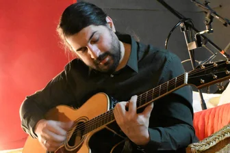 Chemnitzer Jazz-Entdeckung Jan K. Weiss: Zu fröhlich für den Blues - Jan K. Weiss im Proberaum: Hochkonzentriert und dennoch mit frappierender Leichtigkeit arbeitet der Musiker an seinen Songs.