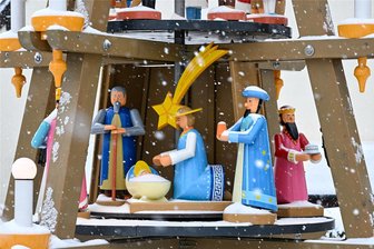 Chemnitzer Jugendamt überreicht Begrüßungsgeschenke für Neugeborene - Für in diesem Jahr Neugeborene bekommen Eltern noch vor Jahresende ein Präsent.
