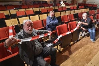 Chemnitzer Kabarett startet am Donnerstag - Andreas Zweigler (vorn), Gerd Ulbricht und Ellen Schaller beraten über Wege für eine Rückkehr zum Kabarettbetrieb.