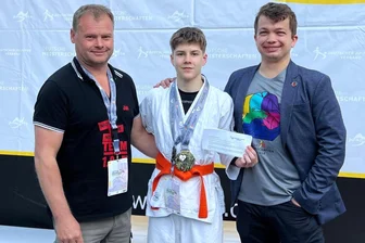 Chemnitzer Kampfsportler nutzt Heimvorteil: Linas Jacobi wird Deutscher Jugendmeister im Ju-Jutsu - Linas Jacobi (Mitte) freute sich mit seinem Trainer Jan Gawronek (l.) und dem 2. Vereinsvorsitzenden des 1. Chemnitzer Ju-Jutsu Vereins, Marcel Matthes, über seine Goldmedaille.