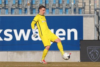 Chemnitzer Keeper wird zum Torvorbereiter - CFC-Torhüter Daniel Adamczyk war am Samstag gegen den BFC Dynamo nicht nur für das Verhindern von Toren zuständig.