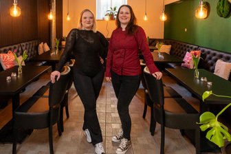 Chemnitzer Kiezküche mit Pfiff: Auf einen Teller Rippchen im „Theo´s“ - Das Mobiliar in Schwarz: Lisa Marie Gaudl (re.) und Lisa Dietrich schmeißen den Laden auf dem Chemnitzer Kaßberg.