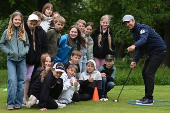 Chemnitzer Kinder golfen für den guten Zweck: 2000 Euro für ein soziales Projekt - Die vierte Klasse der Grundschule Klaffenbach erhält Tipps von „Kinder golfen für Kinder“-Initiator Frank Joachim Seidel (rechts).