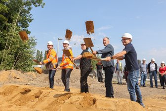 Chemnitzer Kläranlage startet mit Investitionsprogramm - Der obligatorische Spatenstich vor dem Baustart: Dirk Möller (Implenia), Marcus Kropp (Betriebsleiter ESC), Anne-Kathrin Sundheim (Leiterin des Klärwerkes), Bürgermeister Knut Kunze und Daniel Schneider von Hydro Ingenieure (von links).