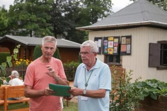 Chemnitzer Kleingartenverein erhält Gold bei bundesweitem Wettbewerb - Peter Goller, Vorsitzender des Kleingartenvereins "Sonnige Höhe" (links), und Jury-Präsident Jürgen Sheldon bei der Begehung der Anlage. Die Gablenzer hatten sich für den Wettbewerb "Gärten im Städtebau" beworben und unter den 20 Finalisten gelandet.
