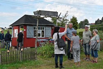 Chemnitzer Kleingartenwettbewerb: „Waldesluft Grüna“ ist die schönste Sparte - Im Sommer besuchte die Jury die einzelnen Sparten. Auf dem Foto vor der historischen Laube in Grüna.