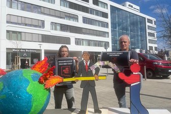 Chemnitzer Klimabündnis demonstriert gegen aktuelle Wärmeplanung - Luisa Burgmer und Bernhard Herrmann vom Chemnitzer Klimabündnis vor der Eins-Zentrale.