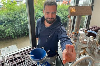 Chemnitzer Kreativmesse Maker Faire am 18. Juli: Ausstellerrekord erwartet - Frank Müller vom Netzwerk Kreatives Chemnitz an einer Kugelbahn in der Chemnitzer Stadthalle, wie sie beim Fidibus-Erfindercontest zur Abstimmung steht.