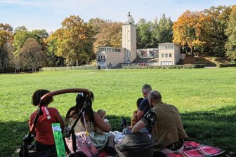 Chemnitzer Küchwald: Der grüne Riese - Der Küchwaldpark ist die größte grüne Erholungsoase der Stadt. Der Turm der Küchwaldbühne im Hintergrund ist das Wahrzeichen des Parks. Dahinter auf der Freilichtbühne wird in der warmen Jahreszeit jede Menge Kultur geboten, darunter Theater und Konzerte.
