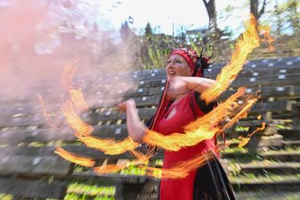 Chemnitzer Küchwaldbühne startet feurig in die Saison - Sabine Ludwig ist Feuerkünstlerin. Sie ist am 30. April auf der Küchwaldbühne zu erleben.