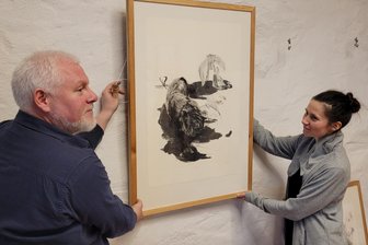 Chemnitzer Künstlerduo eröffnet Ausstellung in der Dorfgalerie Auerswalde - Vivien Nowotsch und Markus Gruner hängen Bilder für eine Ausstellung in der Burg Schönfels aus.