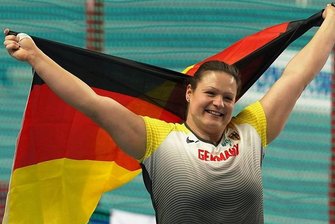 Chemnitzer Kugelstoßerin Christina Schwanitz kündigt Karriere-Ende an - Christina Schwanitz jubelt bei der Hallen-EM im polnischen Thorn über Bronze. Mit einem Lächeln im Gesicht will sie sich auch von der Kugelstoßbühne verabschieden.