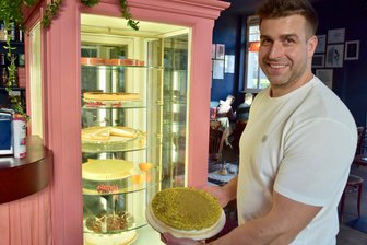 Chemnitzer Kult-Café „Emmas Onkel“ ist zurück - Betreiber Thomas Rebsch mit seinem selbstgemachten Pistazien-Cheescake.
