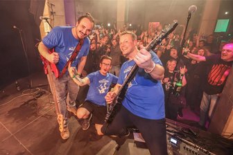 Chemnitzer Kultband trägt den Punk seit 25 Jahren im Herzen - Fast zwei Stunden lang boten Bassist „Crispy Chris“, Drummer „Prof. Dr. rhythm. Hansch“ und Sänger „MMB Friedhelm“ (v. l.) einen musikalischen Querschnitt durch 25 Jahre Bandgeschichte.