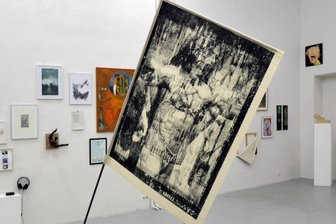 Chemnitzer Kunst: Die Fahnen auf halbmast - "Halbmast" ist der Titel der aktuellen Jahresendausstellung im der Galerie Oscar des Weltecho. Auch die Fahne von Wilhelm Frederking flattert nicht stolz im Wind.