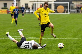 Chemnitzer Landesliga-Derby geht klar an Handwerk-Fußballer - Handwerk Rabenstein besiegte den VfB Fortuna Chemnitz klar mit 5:1. In dieser Szene ist Nick Röthling frei vor VfB-Keeper Fabian Gerstenberg.