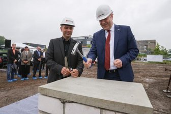 Chemnitzer Laseranlagen-Spezialist auf Wachstumskurs - Maik Schroeder vom Bauplanungsbüro Schroeder und Tino Petsch, Vorstand 3D Micromac bei der Grundsteinlegung im Technologie-Campus in Chemnitz (v.l.).