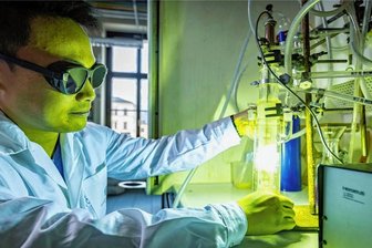 Chemnitzer legen Grundstein für neue Molekular-Maschinen - Ein Mitarbeiter des Chemnitzer Forscherteams bei der Lichtexposition des entdeckten Stoffs.