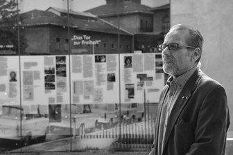 Chemnitzer Lern- und Gedenkort Kaßberg-Gefängnis trauert um Zeitzeuge Chris Bürger - Chris Bürger (1956-2024) im Außenbereich des Lern- und Gedenkorts Kaßberg-Gefängnis in Chemnitz.