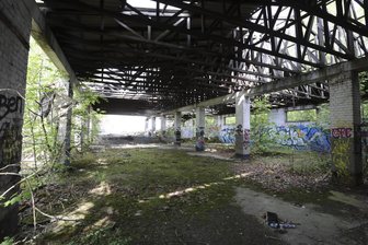 Chemnitzer Lost Place im Fokus: Die Geheimnisse des einstigen Militär-Areals in Ebersdorf - Ruine auf dem einstigen Armee-Areal in Ebersdorf. Das Gelände lockt immer wieder Neugierige an. Nach bedenklichen Funden dürfen die Wege neuerdings nicht mehr verlassen werden.