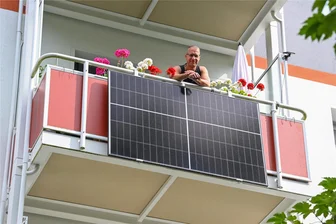 Chemnitzer Mieter produzieren Strom selbst: Was müssen sie beachten? - Wenn die Sonne scheint, hat Thomas Herold gut lachen: Der Chemnitzer hat vor zwei Jahren in ein Balkonkraftwerk investiert. Jetzt spart er etwa 10 bis 15 Prozent der Stromkosten.