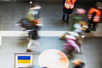 Chemnitzer Migrationsforscherin zur Ukraine: "Das kann noch enorme Dimensionen annehmen" - Der Berliner Hauptbahnhof ist für Ukraine-Flüchtlinge eine der ersten Anlaufstellen in Deutschland. Laut der Migrationsforscherin Birgit Glorius könnten nun mehr Menschen in Deutschland Schutz suchen als 2015.
