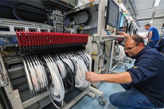 Chemnitzer Mikroelektronik-Firma GEMAC nach Insolvenz wieder auf Kurs - Mitarbeiter René Ebert bestückt eine Anlage, in der Leiterplatten gefertigt werden. Die wiederum kommen in Sensoren und Diagnosegeräten zum Einsatz - der Schwerpunkt des Unternehmens GEMAC.