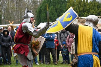 Chemnitzer Mittelaltermarkt Rabenstein: Eintritt, Essen, Programm – Infos für Besucher - Beim Mittelaltermarkt in Rabenstein bekommen sich die Ritter auch mal in die Haare – zumindest als Showprogramm.