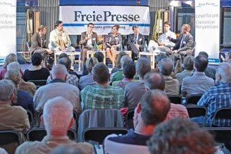 Etwa 170 Chemnitzer haben die Podiumsdiskussion zum Thema Verkehrsplanung in der Straßenbahn-Werkstatt der CVAG verfolgt. 