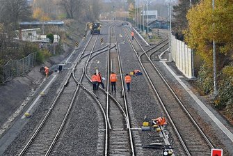 Chemnitzer Modell: Was auf der Strecke nach Aue noch zu tun ist - Noch geht nicht viel auf der neuen Strecke des Chemnitzer Modells von Chemnitz nach Aue. So wie auf dem Foto an den Gleisanlagen im Bereich Chemnitz-Süd in Richtung des Bahnhofs Reichenhain wird auch an anderen Stellen der Trasse noch gearbeitet. Doch das soll sich bald ändern.