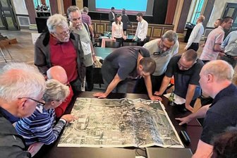 Chemnitzer Modell: Wie die neue Bahn durch Stollberg fährt - Die Streckenführung der geplanten Trasse durch Stollberg interessierte viele, darunter auch Anlieger des Gewerbegebietes an der Auer Straße. 