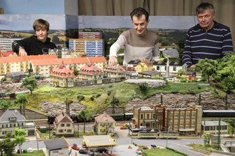 Chemnitzer Modellbahn-Ausstellung: Ein Hauch von Karl-(Marx)-Stadt - Joshua Langer, Jens Berge und Gunther Nitzsche (v. l.) kümmern sich als Mitglieder des AMC um die Modellbahn.