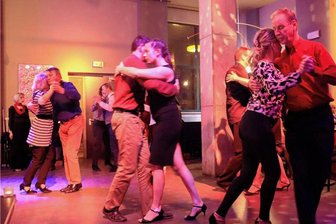Chemnitzer Mozart-Gesellschaft setzt für die Kulturhauptstadt 2025 auf argentinischen Tango - Zweimal im Monat treffen sich Chemnitzer zum Tango im Weltecho. Seit zehn Jahren ist das so. Es kommt aber selten jemand Neues dazu.