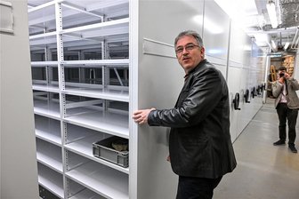 Chemnitzer Museum schafft Platz für die nächsten Jahrzehnte - Museumschef Ronny Rößler zeigt die noch weitgehend leeren Regale. Diese stehen auf Gleisen und können mit den Kurbeln an der Seite hin- und her bewegt werden.