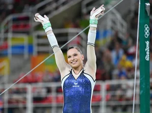 Chemnitzer Museum versteigert Olympische Fackelläufer - Turnerin Sophie Scheder posiert nach ihrer Performance.