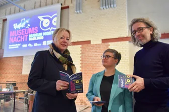 Chemnitzer Museumsnacht: Führungen auch auf Chinesisch, Spanisch und Polnisch geplant - Bürgermeisterin Dagmar Ruscheinsky, Projektleiterin Anna Schinzel und Daniel Dost von „Das demokratische Chemnitz liest!“ (v. l.) haben über das Programm informiert.