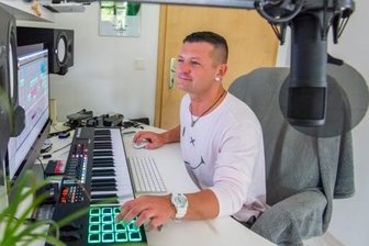 Chemnitzer Musiker Andy LaToggo landet Chart-Hit - Andy LaToggo erreichte Platz 2 der Deutschen Pop-Charts.
