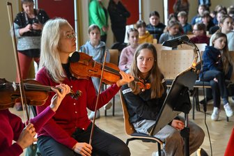Chemnitzer Musiklehrerin: „Es gibt Klassen, in denen niemand ein Instrument spielt“ - Schülerin Helene Tippmann durfte bei einer Probe mitten im Orchester neben Violinistin Nana Wallbrecht sitzen.