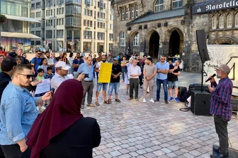Chemnitzer Muslime gedenken der Toten von Solingen - Auf dem Chemnitzer Neumarkt gedachten am Samstag in der Stadt lebende Muslime der Opfer des Terroranschlags von Solingen.